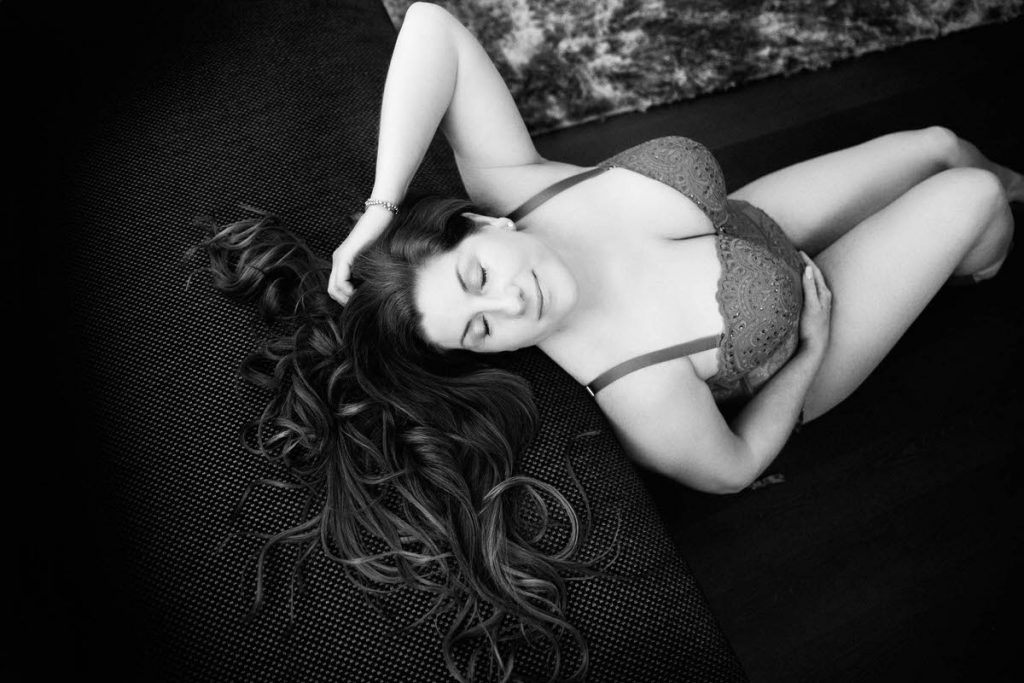 curvy boudoir pose