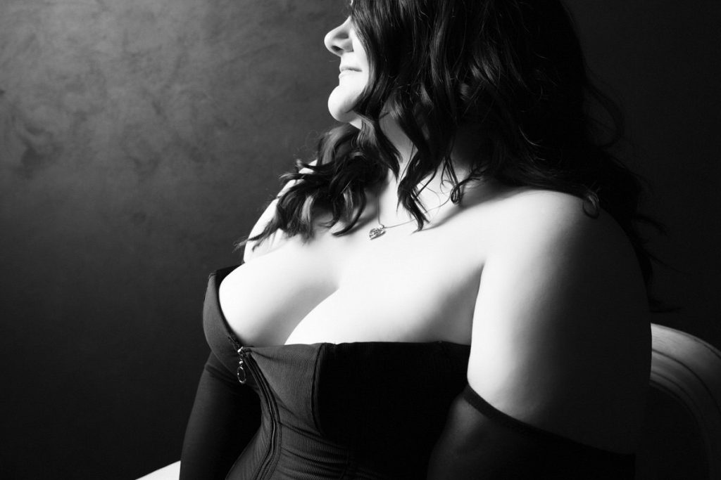 curvy boudoir lady